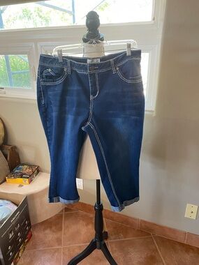 Mid-Rise Dark Blue Cropped Jeans with Contrast Stitching